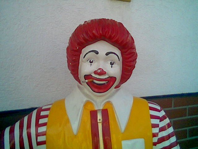 Ronald_McDonald_fuma_Marlboro.jpg